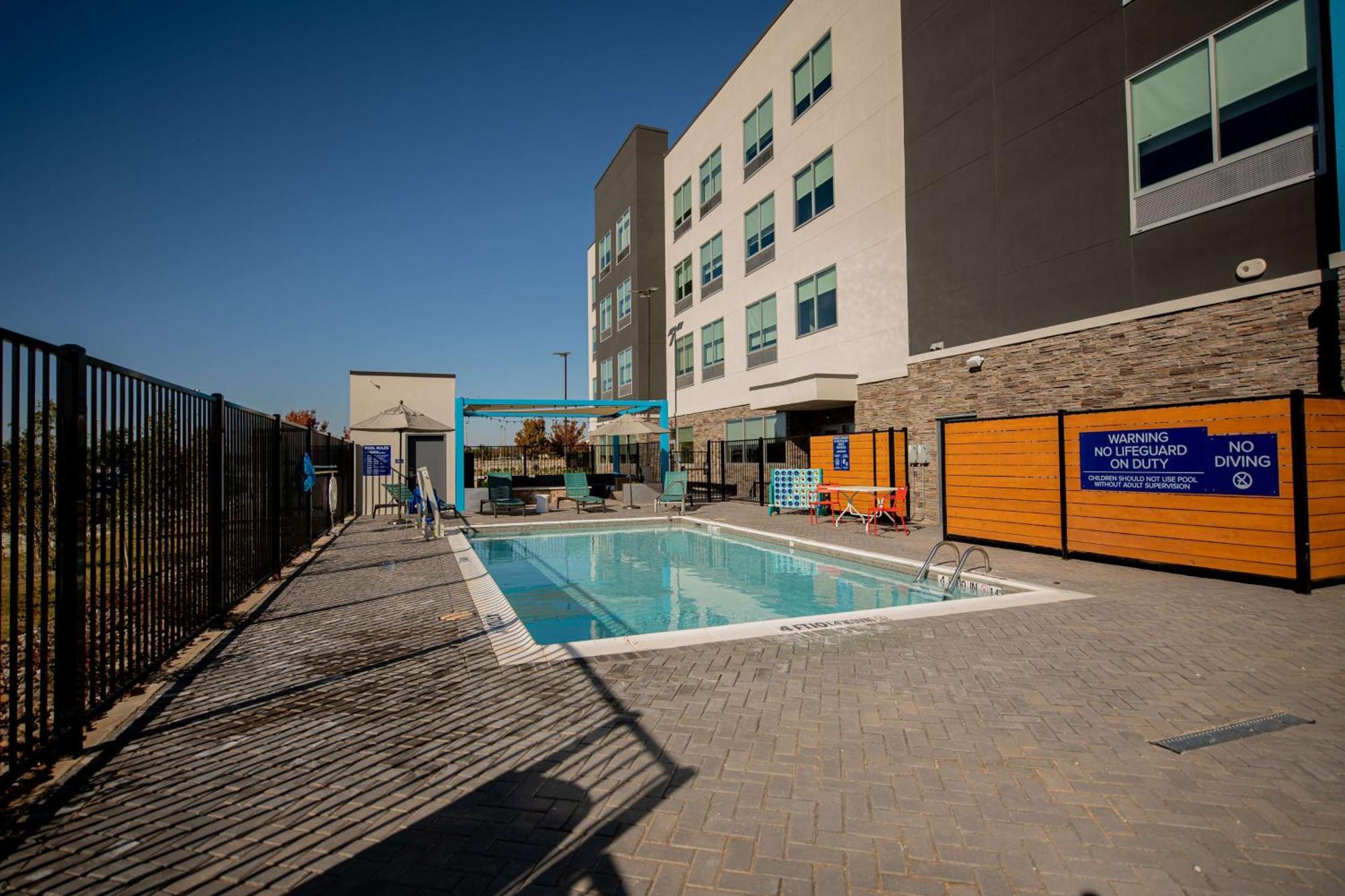Tru By Hilton The Colony Hotel Exterior photo