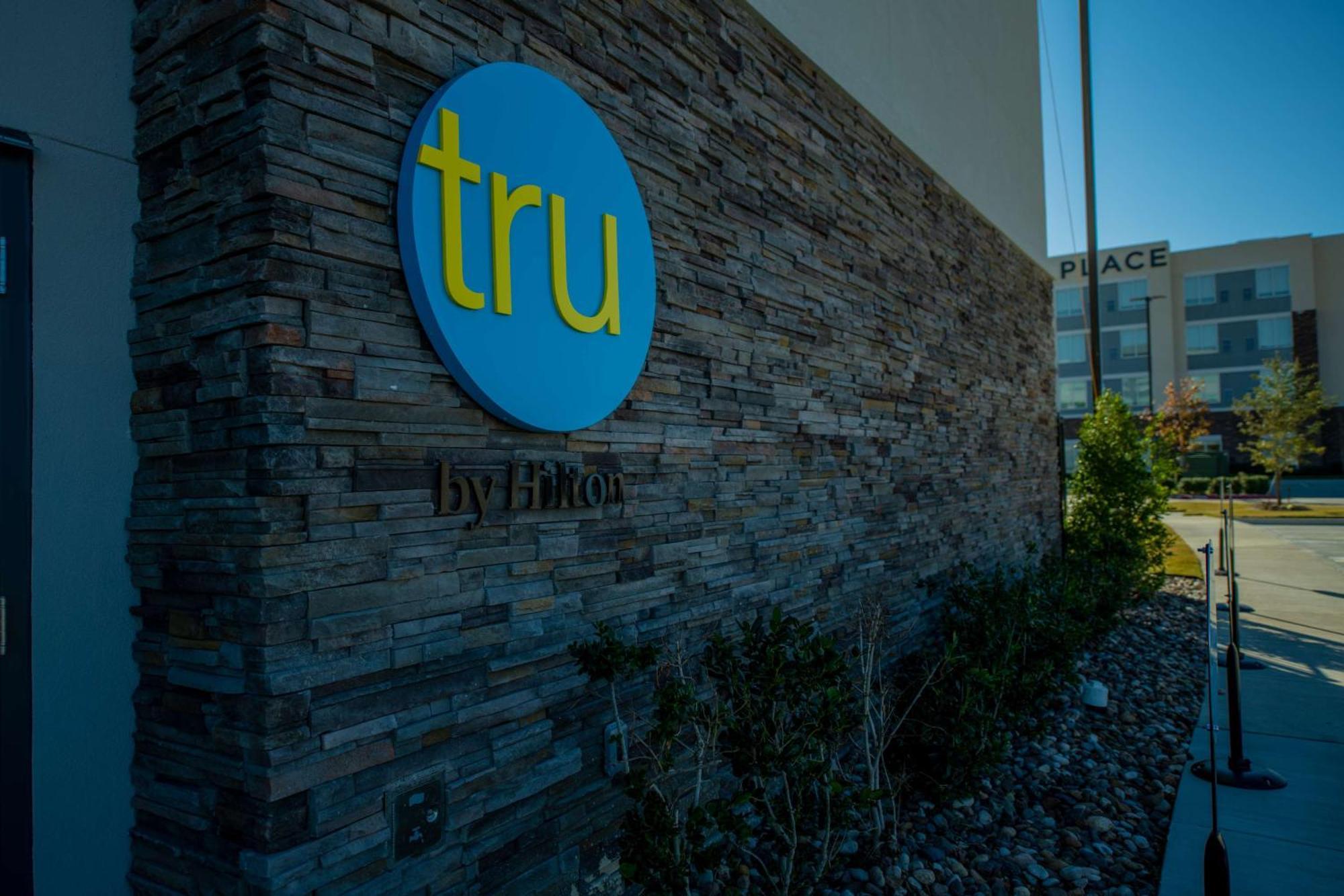 Tru By Hilton The Colony Hotel Exterior photo