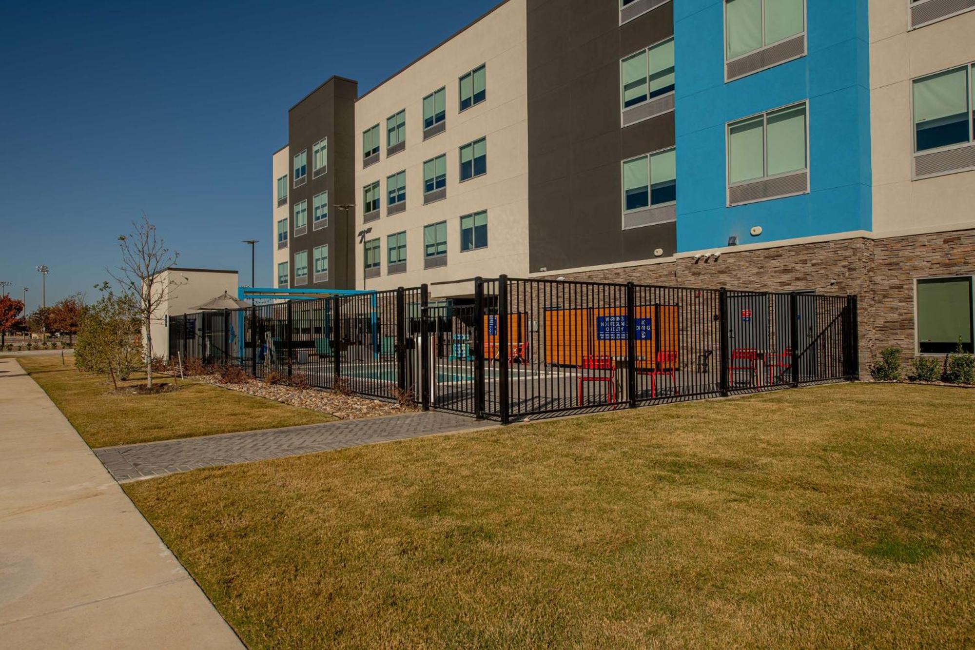 Tru By Hilton The Colony Hotel Exterior photo