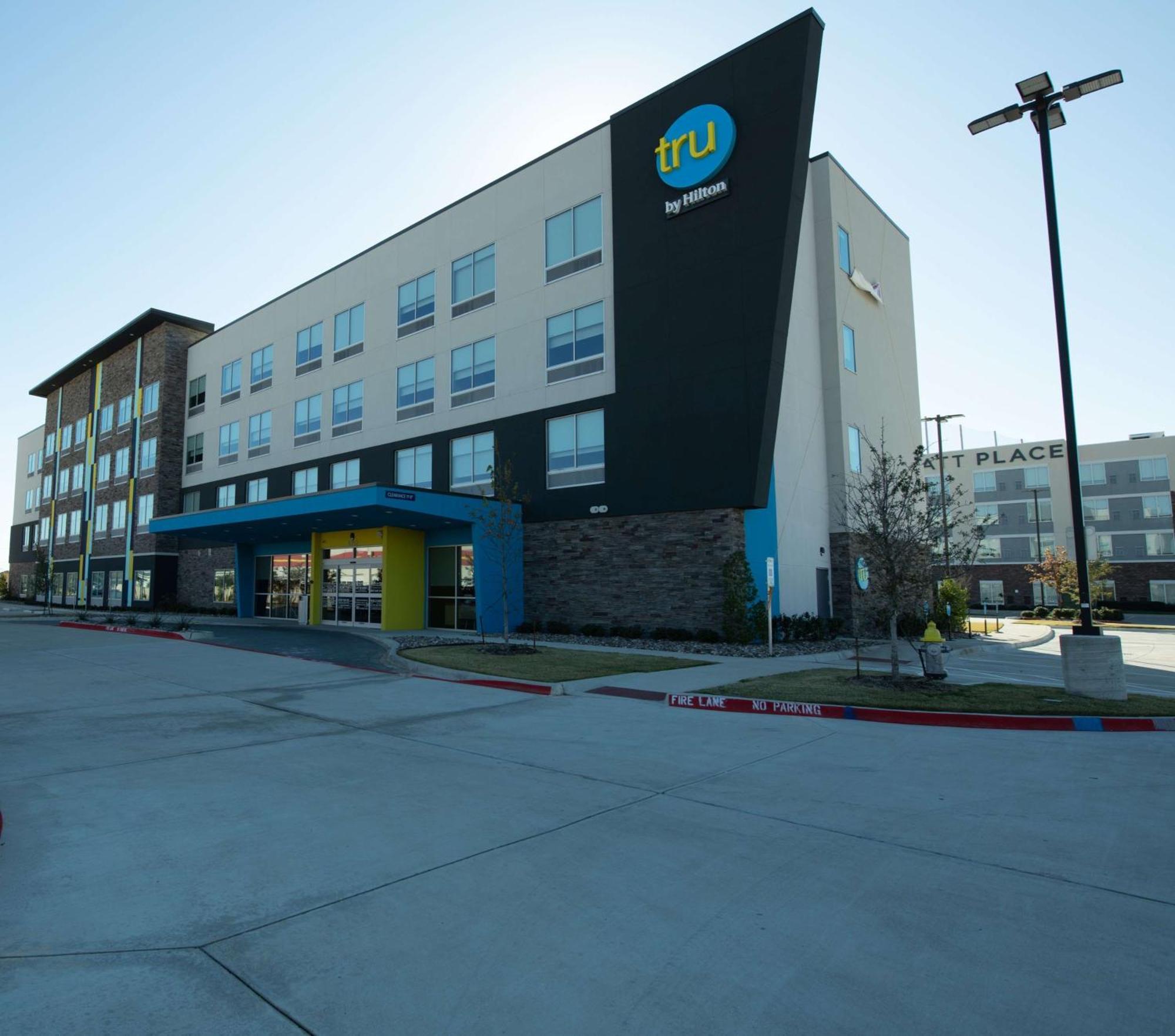 Tru By Hilton The Colony Hotel Exterior photo