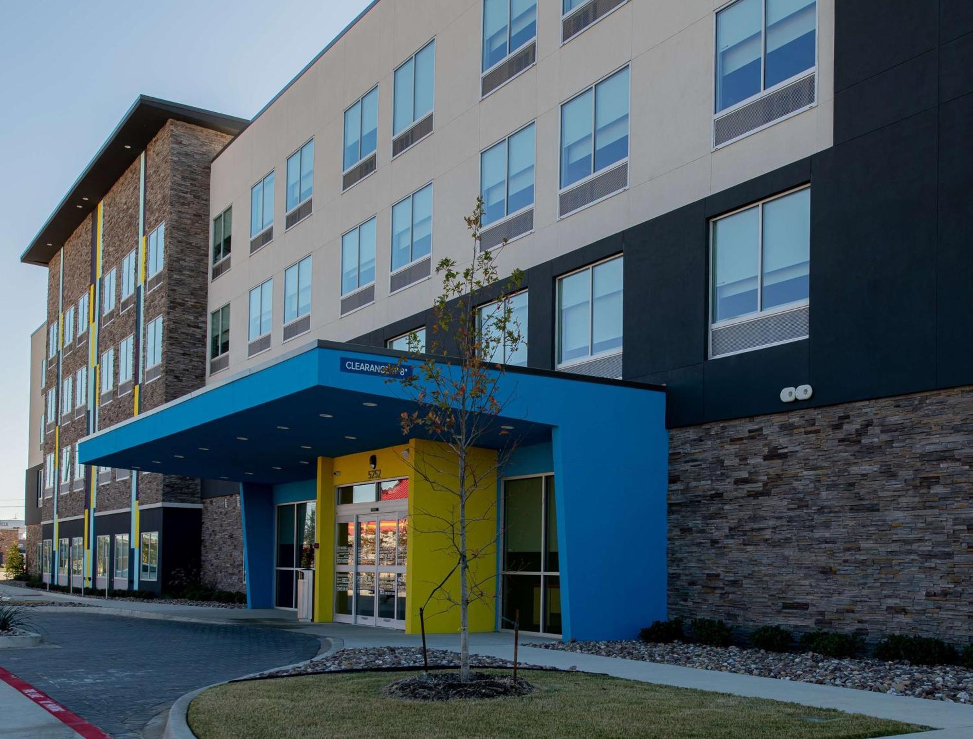 Tru By Hilton The Colony Hotel Exterior photo
