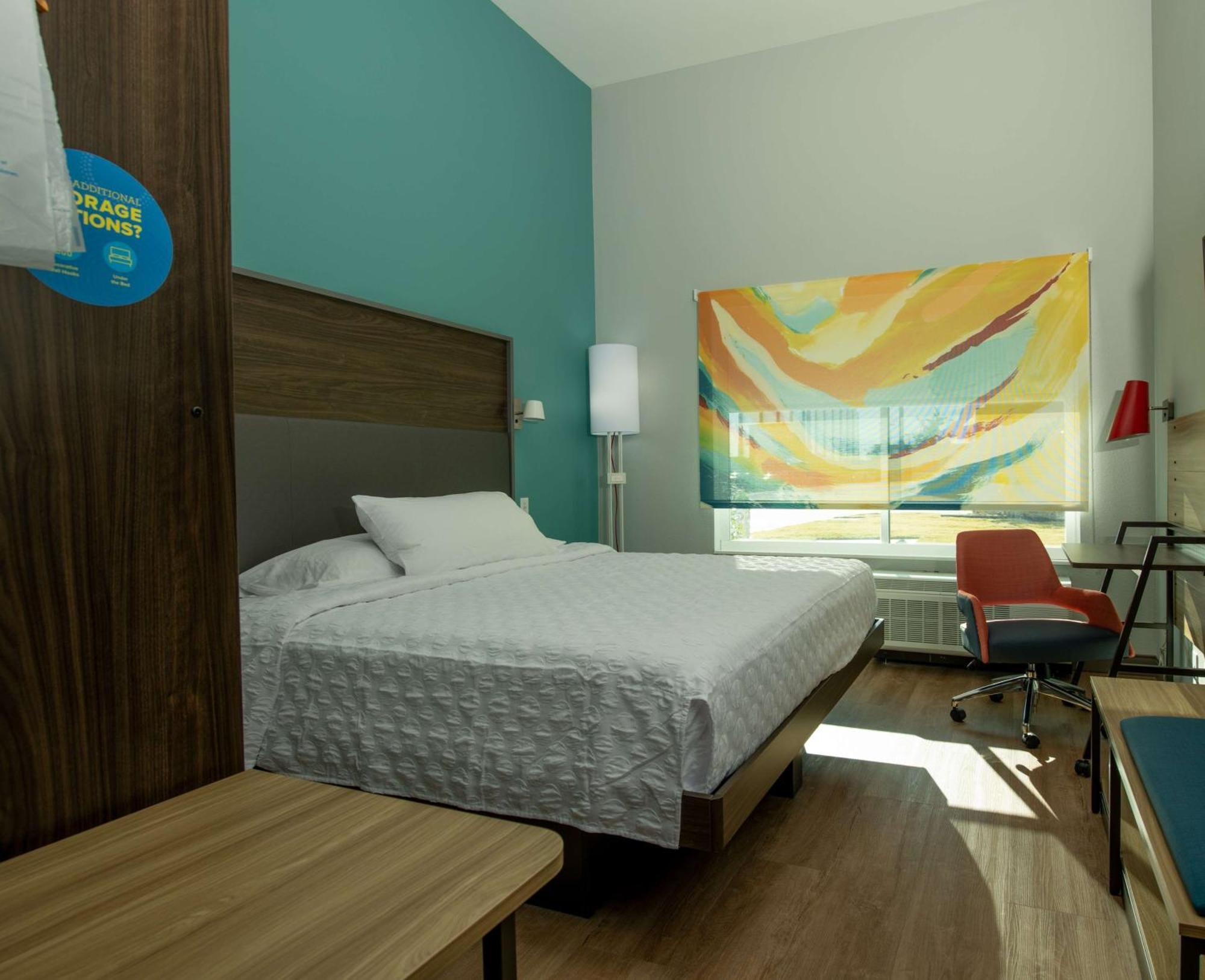 Tru By Hilton The Colony Hotel Exterior photo
