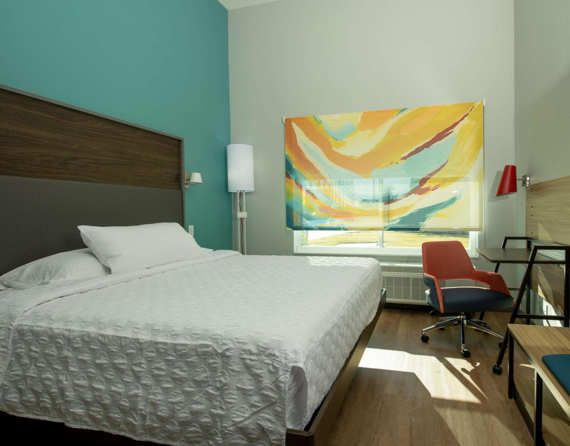 Tru By Hilton The Colony Hotel Exterior photo
