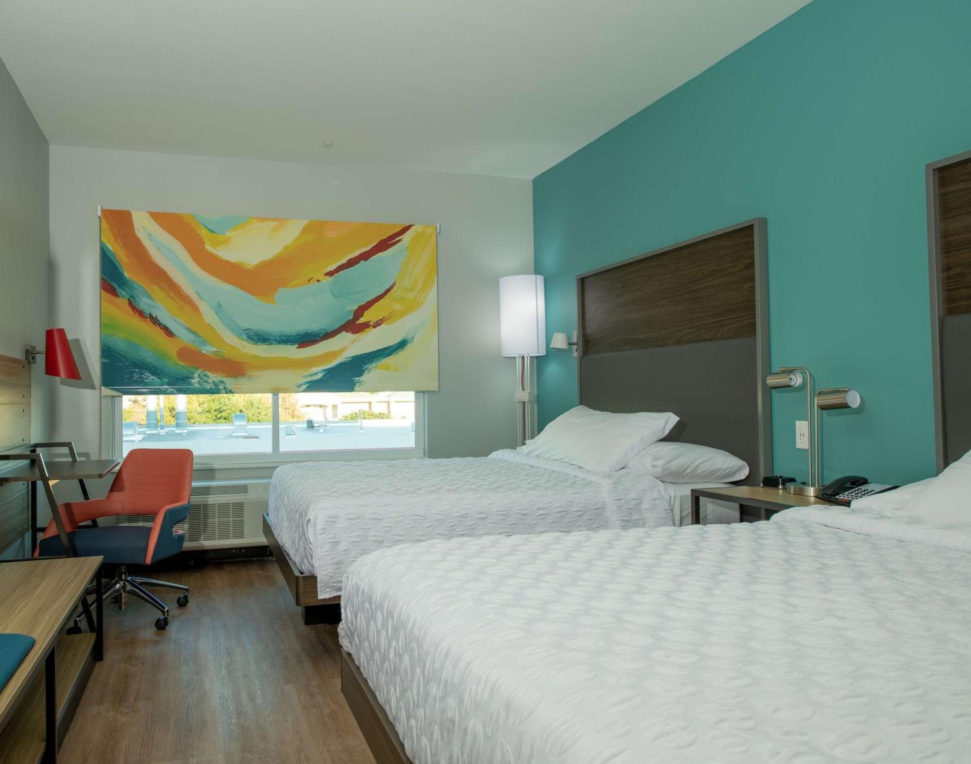 Tru By Hilton The Colony Hotel Exterior photo
